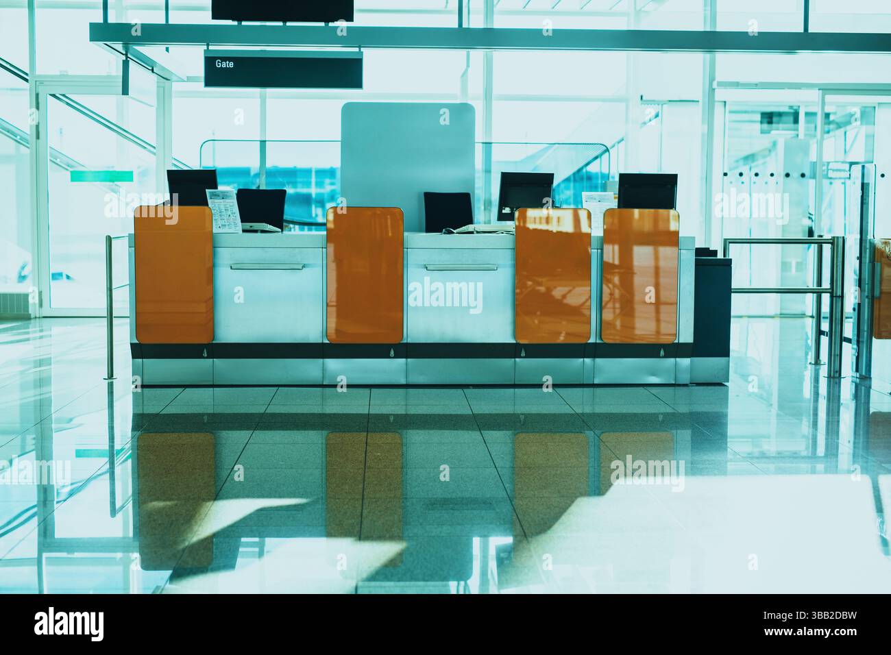 Leerer Check-in-Schalter am modernen Flughafen Stockfoto