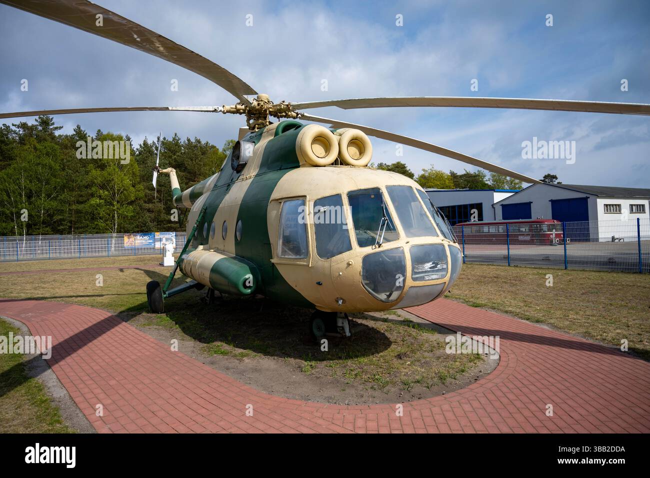 Prora, Deutschland. Mai 2025. Der Militärhubschrauber Mi-8 TB in Tarnlackierung ist eine Ausstellung im NVA-Museum auf Rügen. Auf dem ehemaligen Gelände der DDR-Volksarmee in Prora zeigt das Museum Fahrzeuge, die einst hier stationiert waren, wie zum Beispiel Infanterie-Kampffahrzeuge und gepanzerte Bergungsfahrzeuge. Hubschrauber sind ebenfalls ausgestellt. Quelle: Stefan sauer/dpa/Alamy Live News Stockfoto