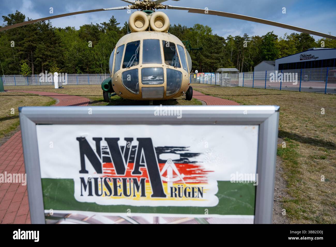 Prora, Deutschland. Mai 2025. Der Militärhubschrauber Mi-8 TB in Tarnlackierung ist eine Ausstellung im NVA-Museum auf Rügen. Auf dem ehemaligen Gelände der DDR-Volksarmee in Prora zeigt das Museum Fahrzeuge, die einst hier stationiert waren, wie zum Beispiel Infanterie-Kampffahrzeuge und gepanzerte Bergungsfahrzeuge. Hubschrauber sind ebenfalls ausgestellt. Quelle: Stefan sauer/dpa/Alamy Live News Stockfoto