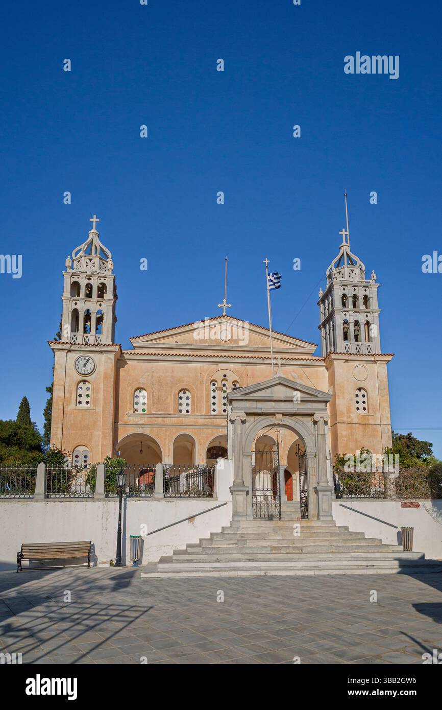 Die Kirche von Agia Triada (Heilige Dreifaltigkeit) im Dorf Lefkes auf der Insel Paros in Griechenland unter einem klaren blauen Himmel an einem sonnigen Tag. Stockfoto
