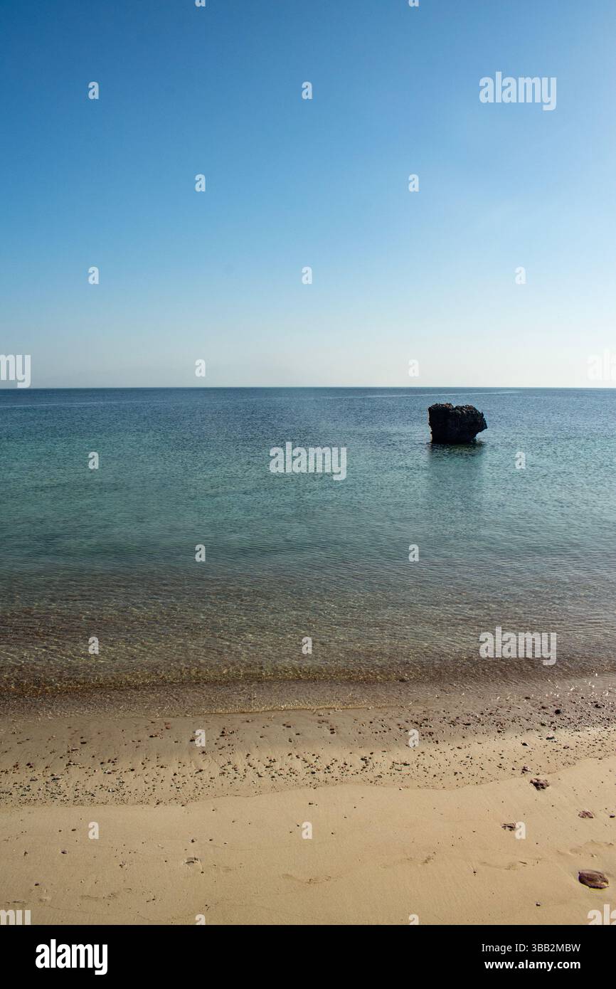 Oman: Strand einer der Daymaniyat Inseln (Ad Dimaniyat), unberührtes Naturschutzgebiet und Naturschutzgebiet im Golf von Oman, Heimat von Meeresschildkröten und Vögeln Stockfoto