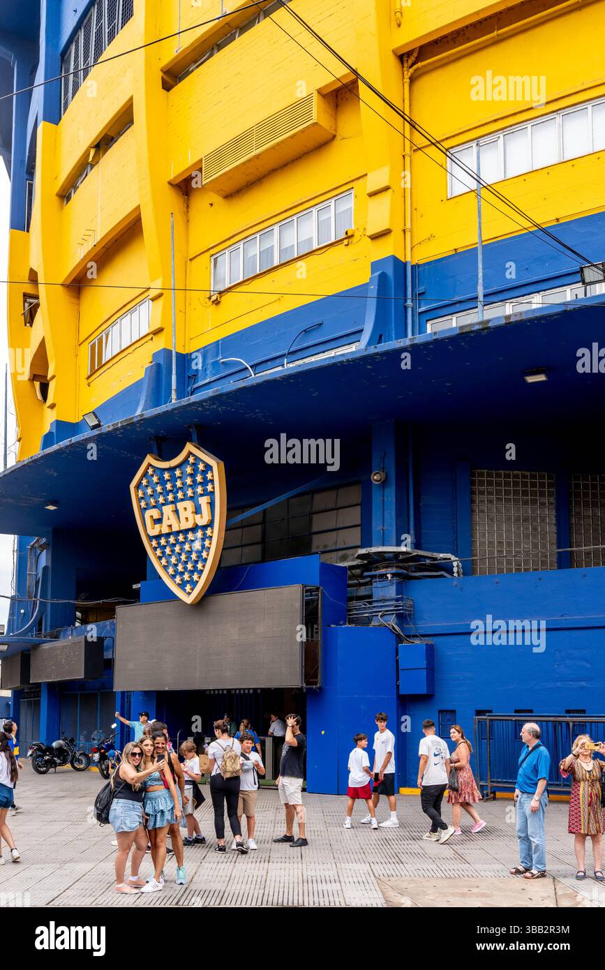 Besucher Vor Dem Fußballstadion La Bombonera (Boca Juniors), Buenos Aires, Argentinien. Stockfoto