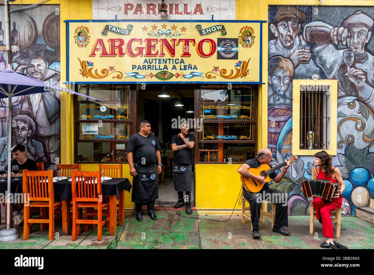 Zwei Musiker spielen vor Einem Restaurant im farbenfrohen Viertel La Boca in Buenos Aires, Argentinien. Stockfoto
