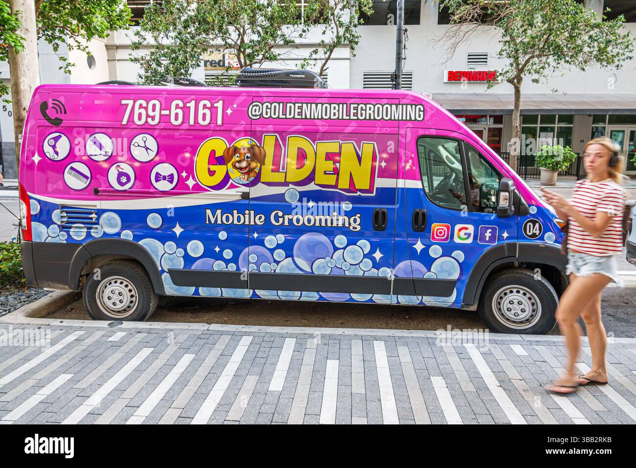 Miami Florida, Brickell Financial District, SW 10th Street, Benihana Restaurant, Golden Mobile Grooming PET Grooming Van, Straßenszene mit jungen weißen Fem Stockfoto