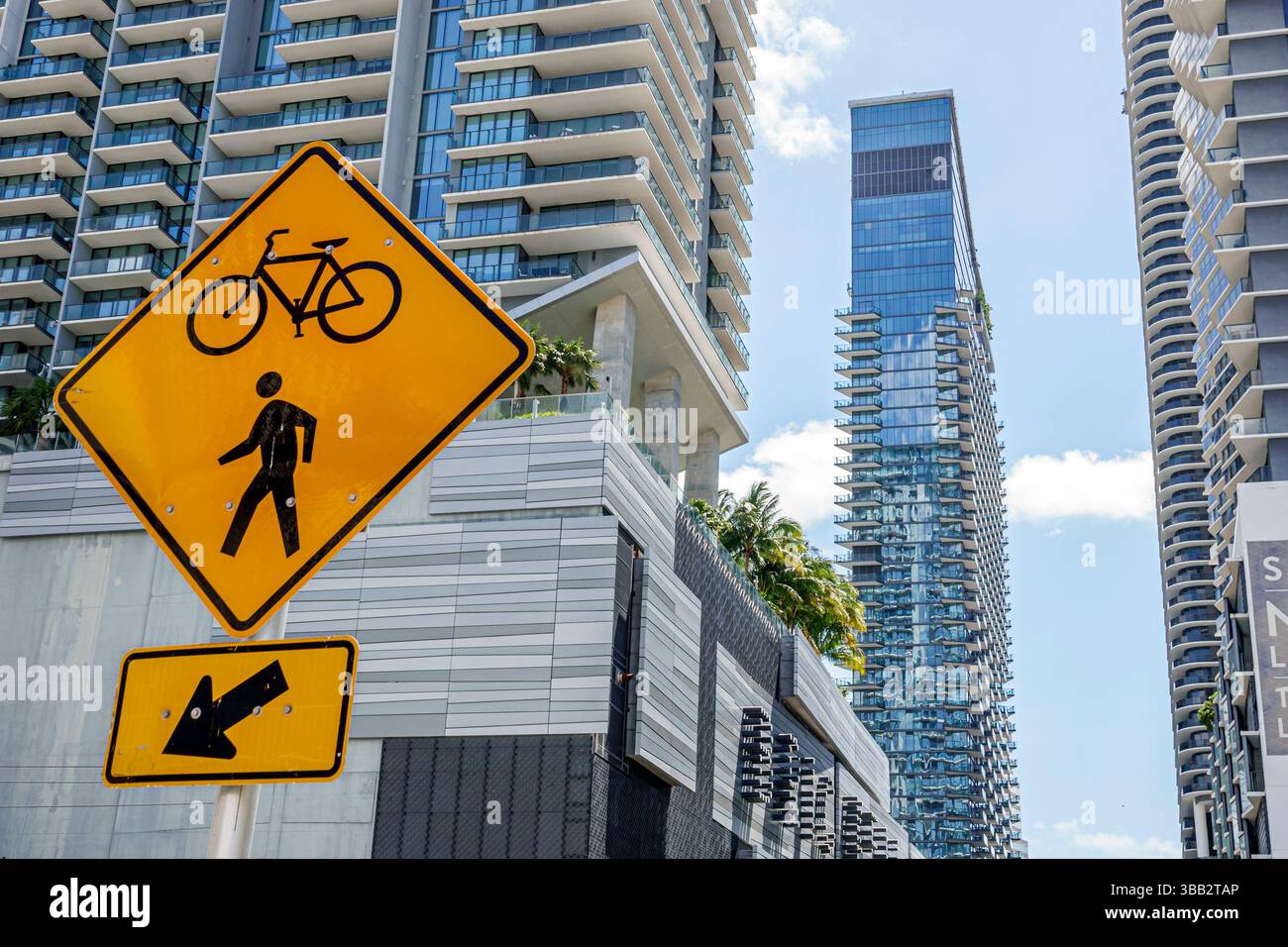 Miami Florida, Brickell Financial District, Besucher, die Reise Reise Reise Tourismus, Wahrzeichen Kultur Kultur, Urlaubsgruppe p Stockfoto