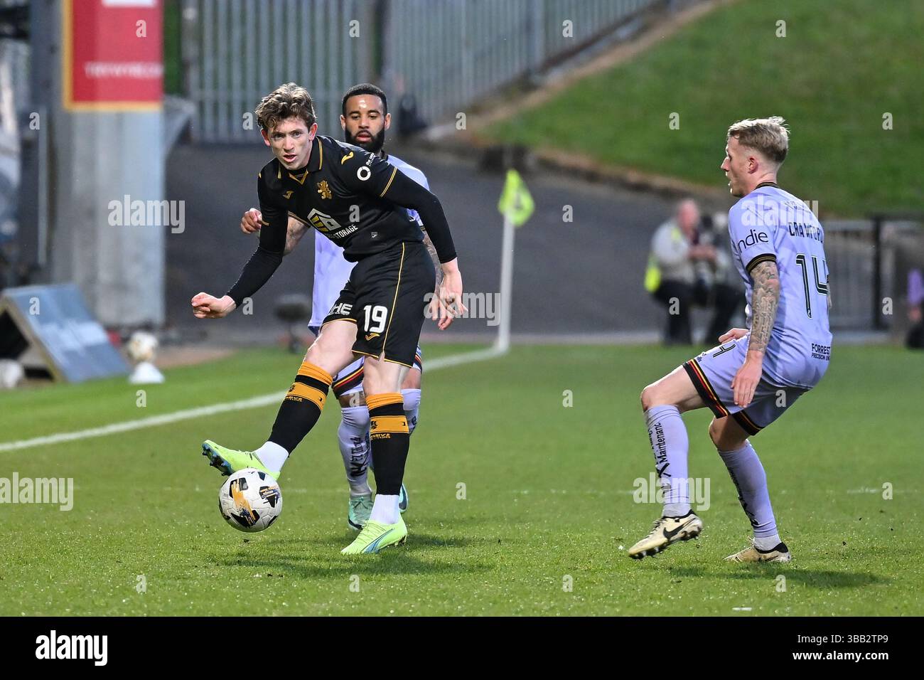 Glasgow, Schottland, Großbritannien. Mai 2025. Daniel Finlayson aus Livingston spielt den Ball unter dem Druck von Robbie Crawford aus Partick Thistle während des William Hill Premiership Play-Off Halbfinalspiels zwischen Partick Thistle und Livingston im Wyre Stadium in Firhill. Quelle: Damon Thomson/Alamy Live News Stockfoto