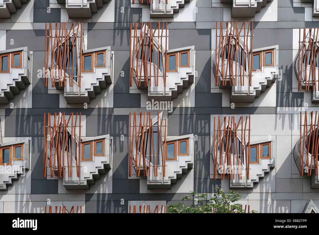 Schottisches Parlamentsgebäude, Holyrood, Edinburgh. Hintere Höhe des MSP-Gebäudes mit markanten Bürokammern. Architekt Enric Miralles. Stockfoto
