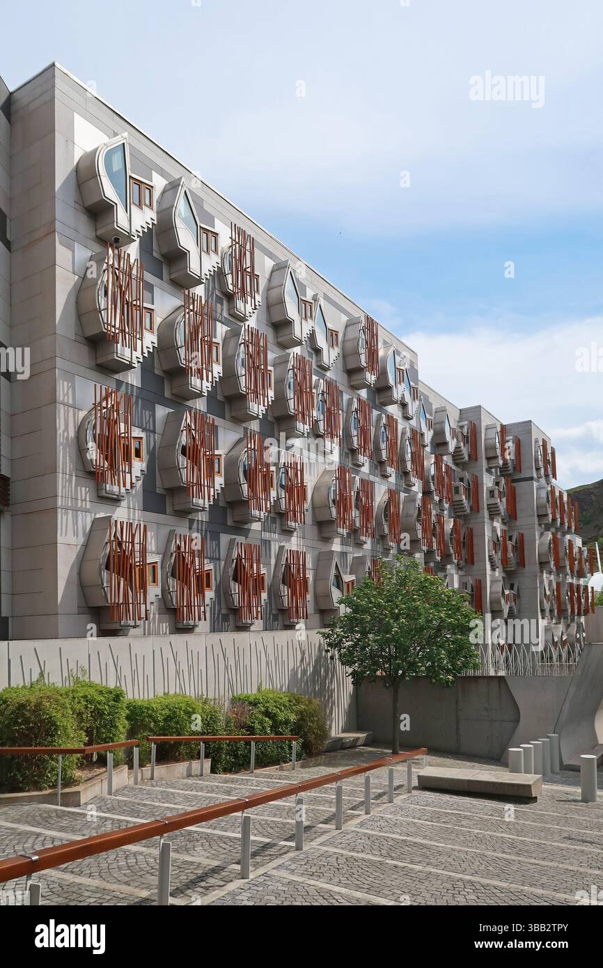 Schottisches Parlamentsgebäude, Holyrood, Edinburgh. Hintere Höhe des MSP-Gebäudes mit markanten Bürokammern. Architekt Enric Miralles. Stockfoto