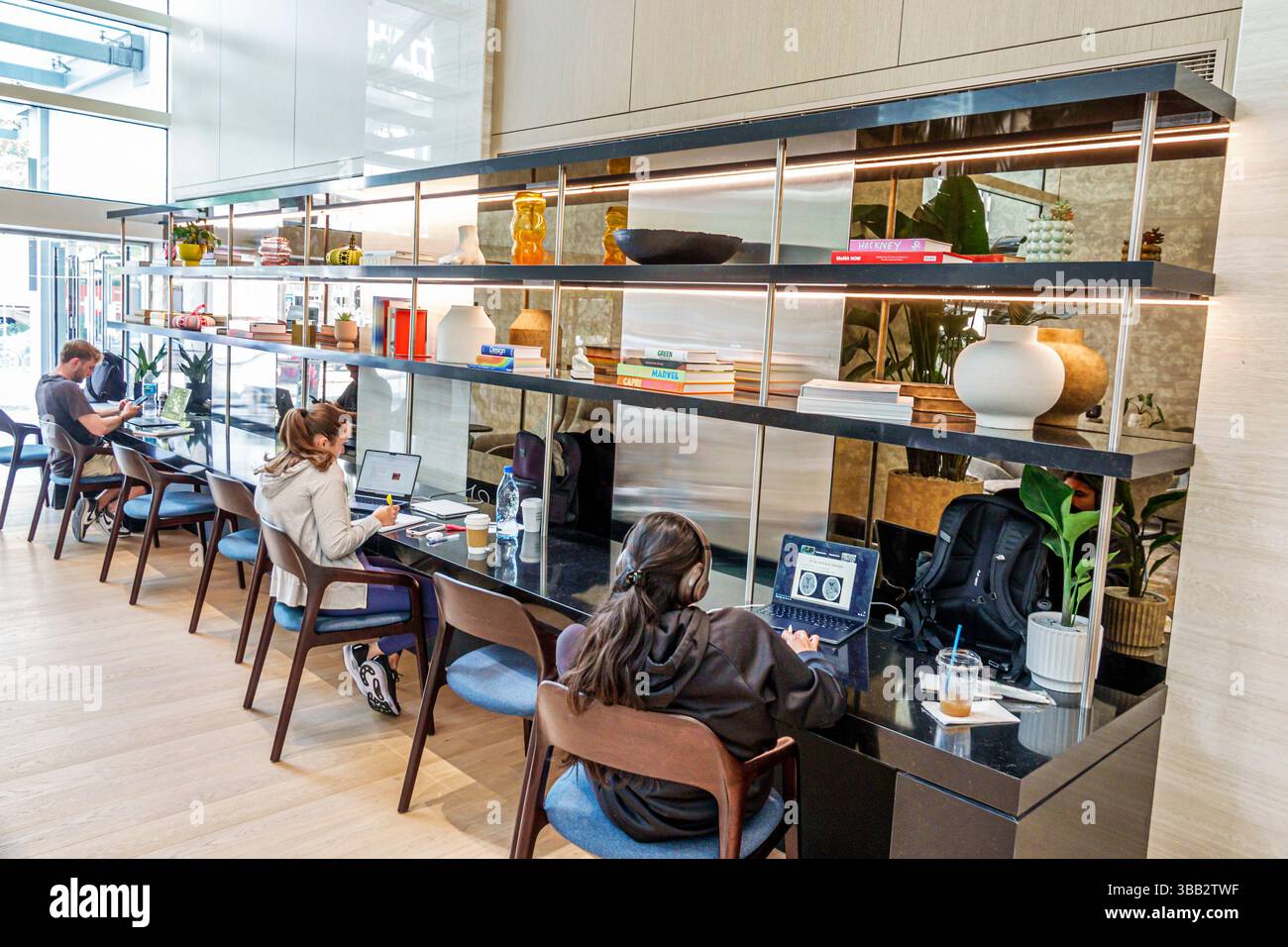Miami Florida, Brickell Financial District, Brickell Avenue, 801 Brickell Building, Innenbereich der Lobby, gemeinsamer Schreibtisch, Regalbereich Stockfoto