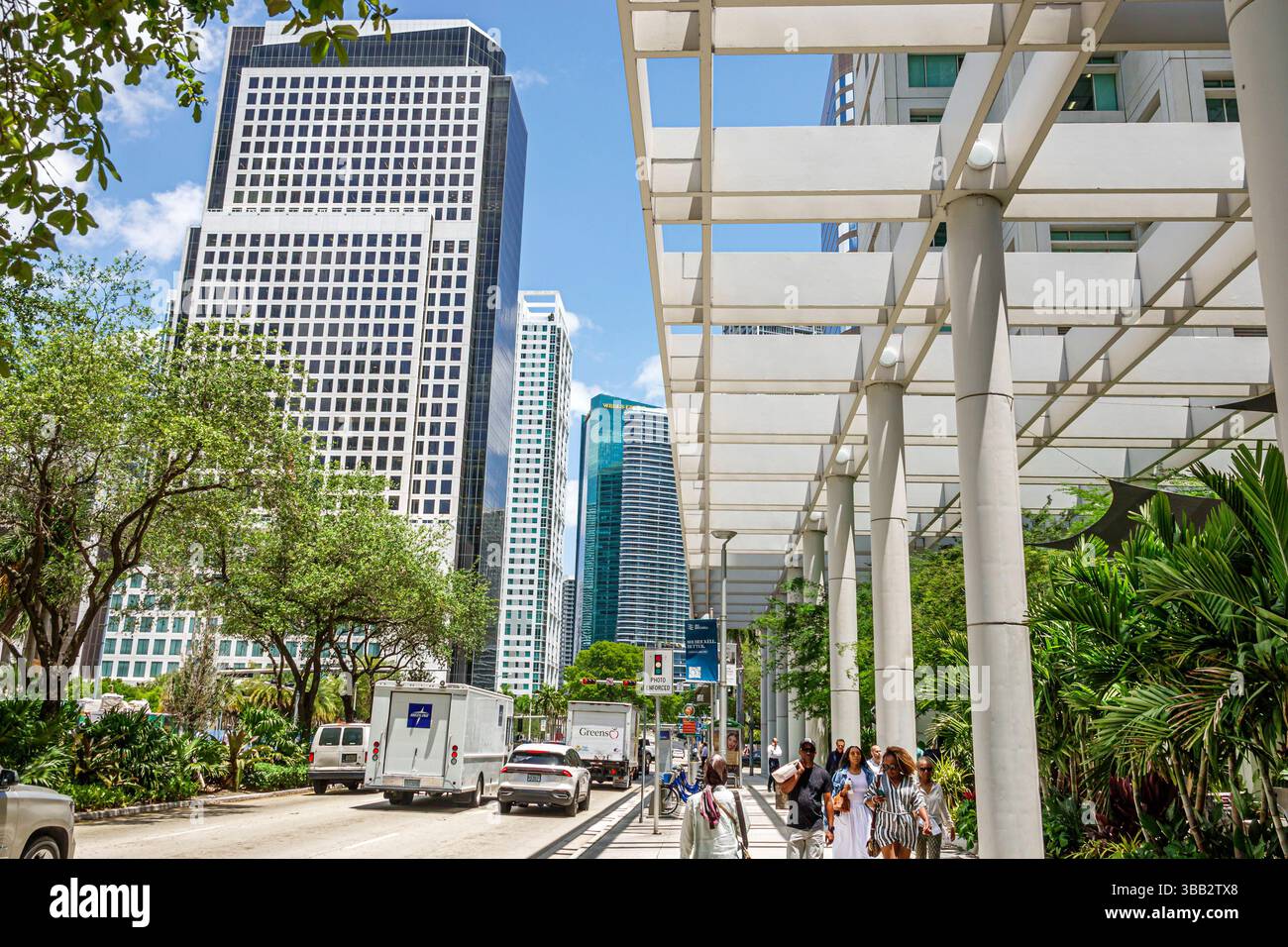 Miami Florida, Brickell Financial District, Brickell Avenue, 801 Brickell Gebäude, urbanes Baldachin Gehsteig Fußgängerzone, schattige Struktur Architektur, s Stockfoto