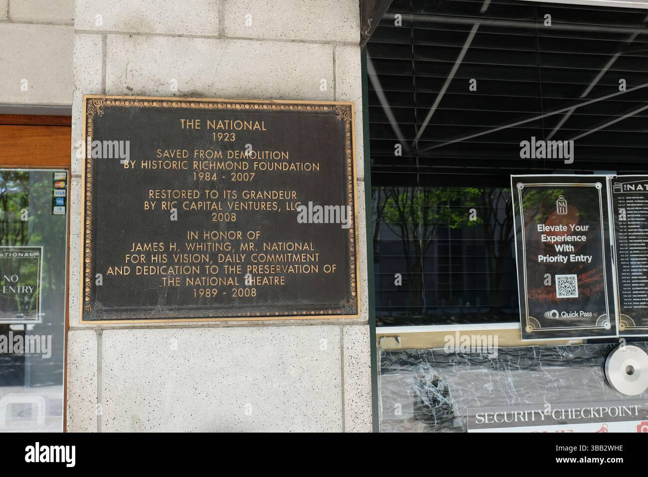 Bronzetafel am National, einem Konzert- und Aufführungsort in Richmond, Virginia; erbaut 1923, ehemals National Theater und Towne Theater Stockfoto