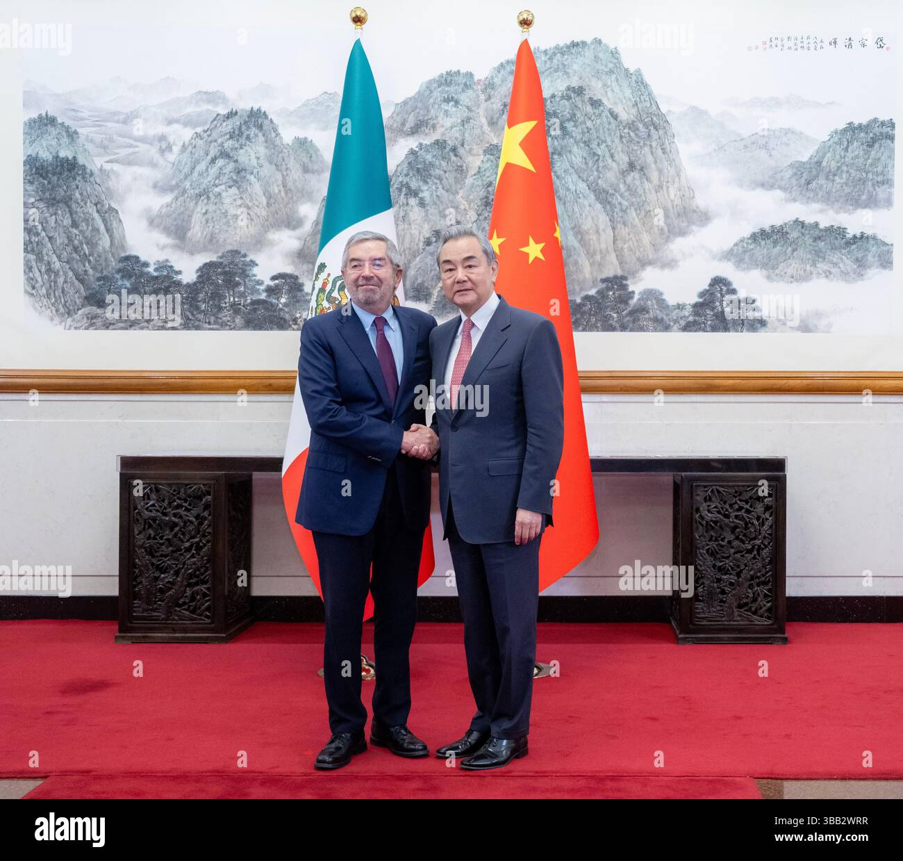 Peking, China. Mai 2025. Der chinesische Außenminister Wang Yi, ebenfalls Mitglied des Politbüros des Zentralkomitees der Kommunistischen Partei Chinas, trifft sich am 14. Mai 2025 in Peking, der Hauptstadt Chinas, mit dem mexikanischen Außenminister Juan Ramon de la Fuente zusammen. Quelle: Zhai Jianlan/Xinhua/Alamy Live News Stockfoto