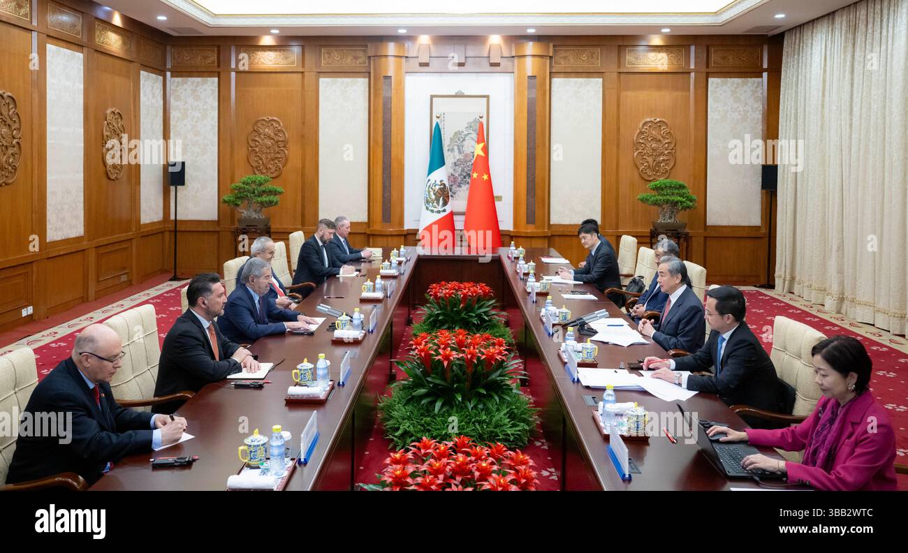 Peking, China. Mai 2025. Der chinesische Außenminister Wang Yi, ebenfalls Mitglied des Politbüros des Zentralkomitees der Kommunistischen Partei Chinas, trifft sich am 14. Mai 2025 in Peking, der Hauptstadt Chinas, mit dem mexikanischen Außenminister Juan Ramon de la Fuente zusammen. Quelle: Zhai Jianlan/Xinhua/Alamy Live News Stockfoto