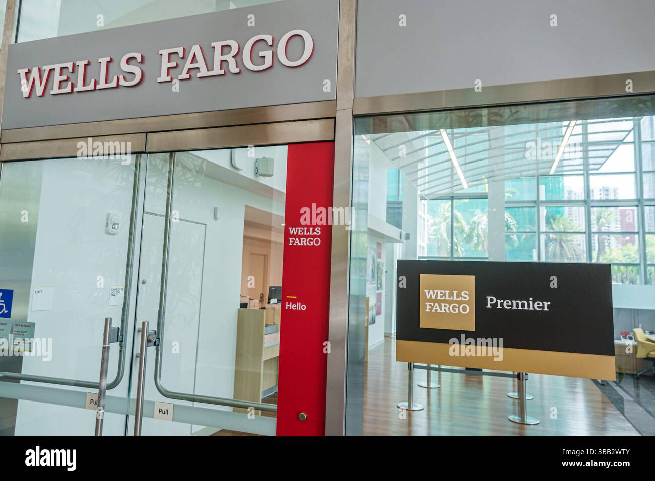 Miami Florida, Brickell Financial District, Brickell Avenue, Hotel AKA Brickell Arch, Inneres Lobby Atrium, Wells Fargo Bankfiliale, Premier Banking Stockfoto