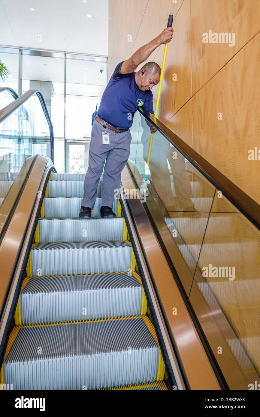 Miami Florida, Brickell Financial District, Brickell Avenue, Hotel AKA Brickell Arch, Inneres Lobby Atrium, Arbeiter Reinigung Rolltreppe Geländer, Janit Stockfoto