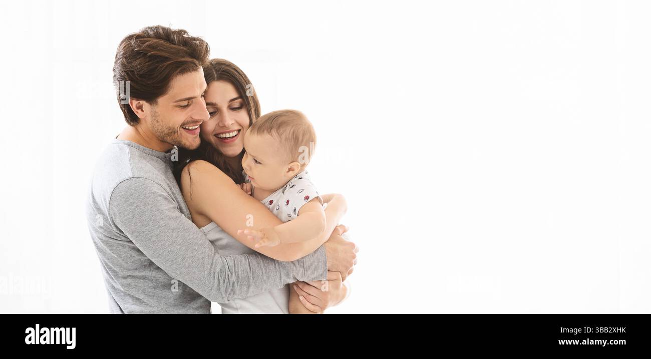 Glückliche Familie, Die Das Kind In Den Armen Hält, Panorama Stockfoto