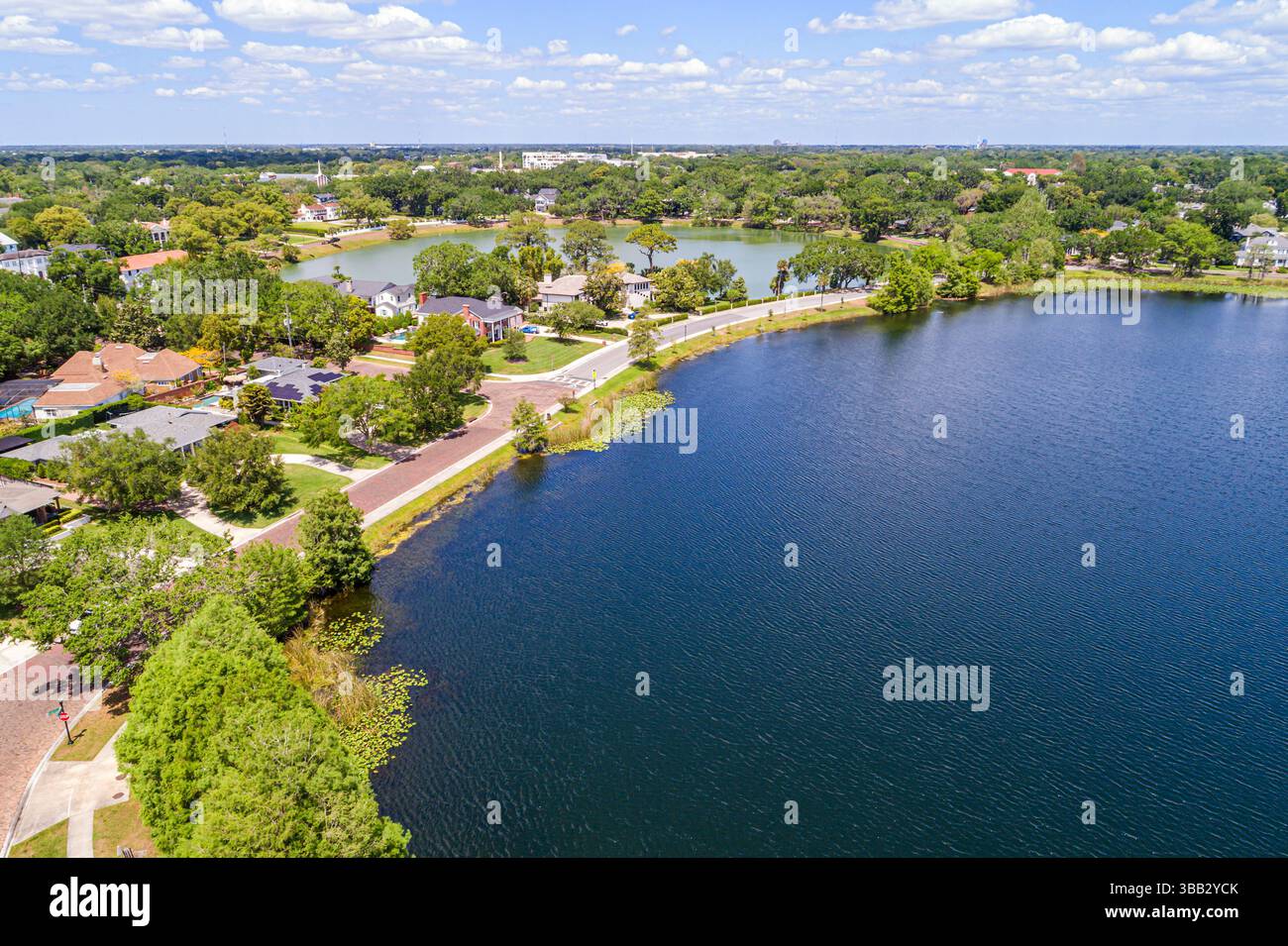 Orlando Florida, Lake Ivanhoe Park, Luftsicht von oben, Süßwasser-See Küste szenische Aussicht, Backsteinstraße Wohnhäuser am Wasser Stockfoto