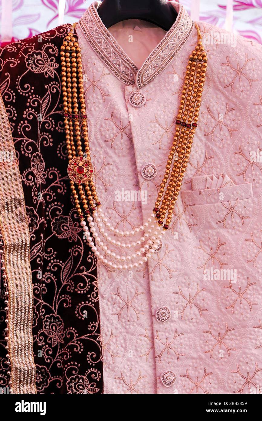 Traditionelles Designer Sherwani mit Gold- und Perlenverzierungen Stockfoto