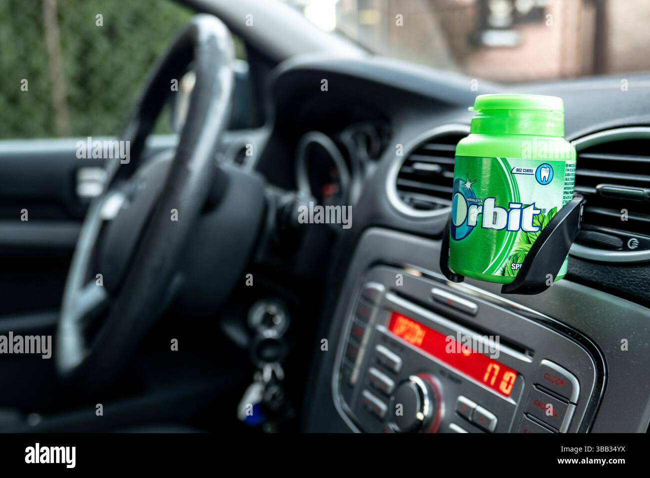 HAVIROV, TSCHECHISCHE REPUBLIK - 24. OKTOBER 2018: Plastikflasche mit grünem Minzkaugummi Orbit in einem Halter in einem modernen Auto mit Lenkung Stockfoto