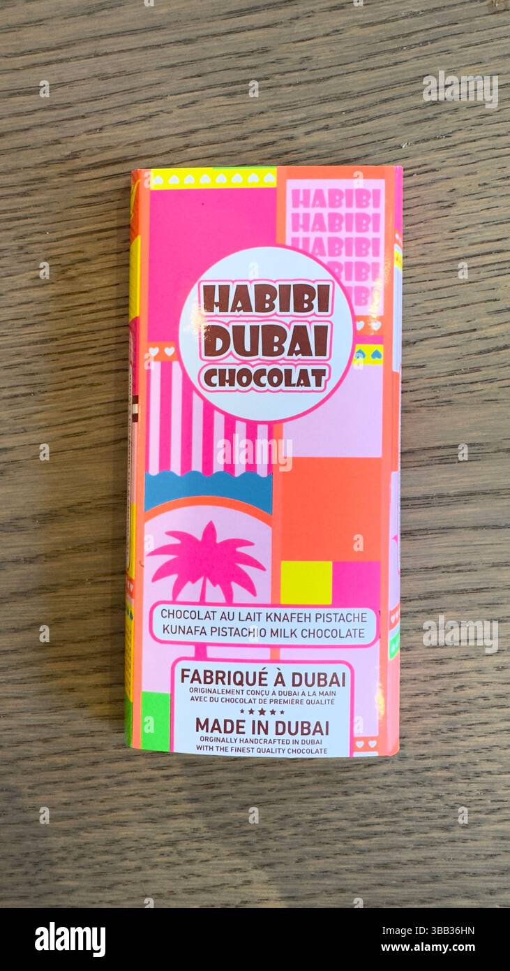 Habibi Dubai Kunafa Pistazienmilch Schokoladenriegel in lebendiger Verpackung Stockfoto