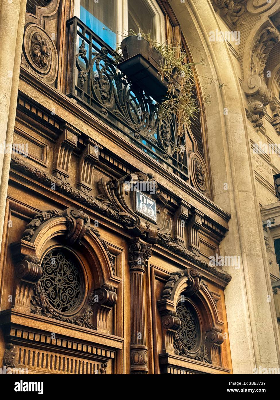 Klassische Pariser Gebäudefassade mit verzierten Balkonen und architektonischen Details Paris, Frankreich Stockfoto