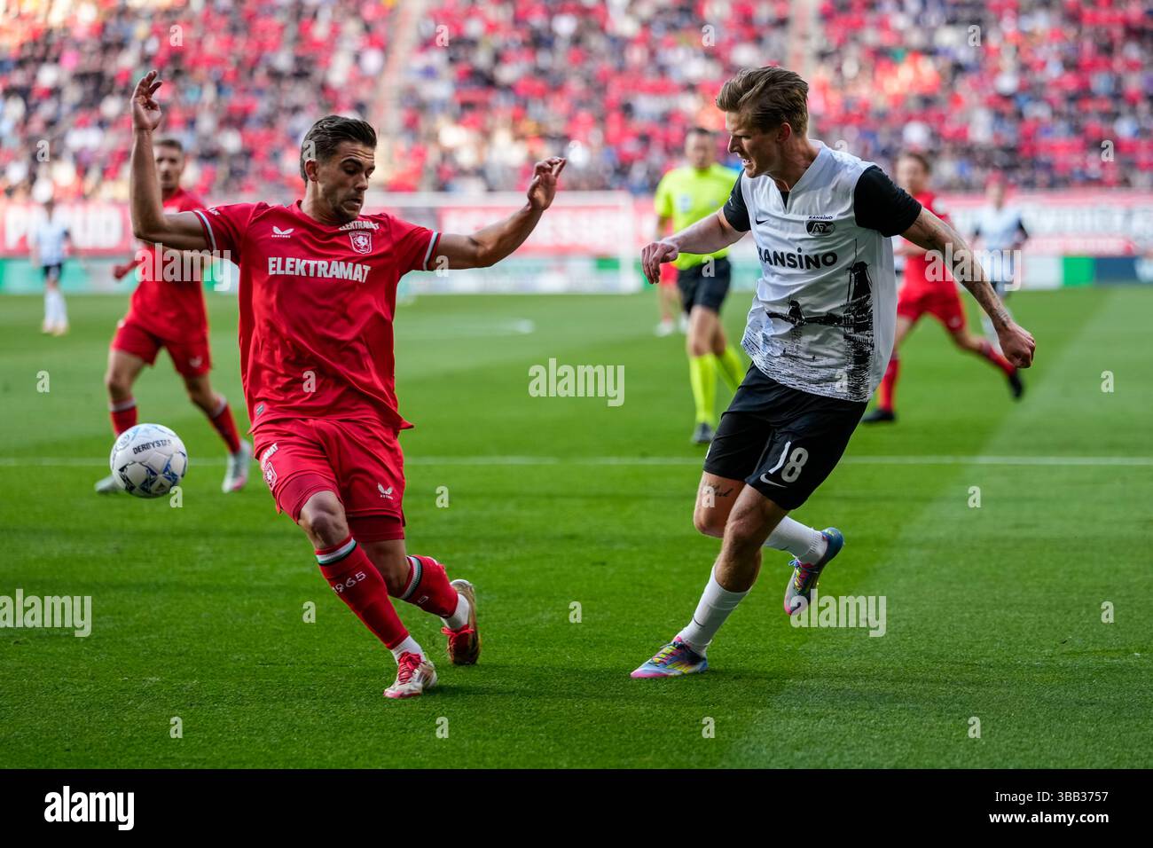 Enschede, Niederlande. Mai 2025. ENSCHEDE, NIEDERLANDE - 14. MAI: Bart van Rooij vom FC Twente verteidigt David Moller Wolfe von AZ während eines niederländischen Eredivisie-Spiels zwischen dem FC Twente und AZ in de Grolsch Veste am 14. Mai 2025 in Enschede, Niederlande. (Foto von Ed van de Pol/Orange Pictures) Credit: Orange Pics BV/Alamy Live News Stockfoto