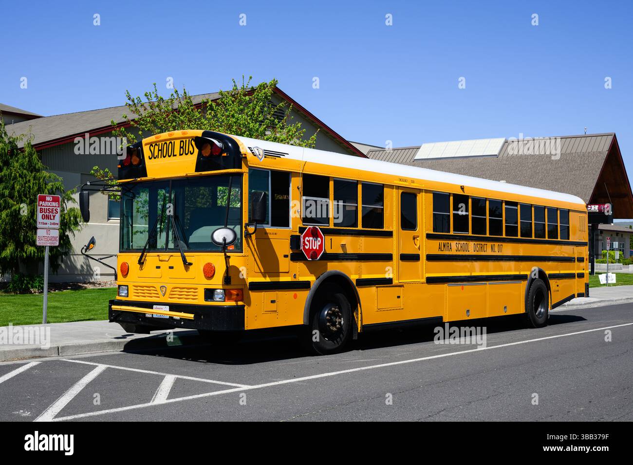 Coolie City, WA, USA - 1. Mai 2025; Schulbus mit IC Bus auf der Stadtstraße zum Almira Schulbezirk 17 Stockfoto