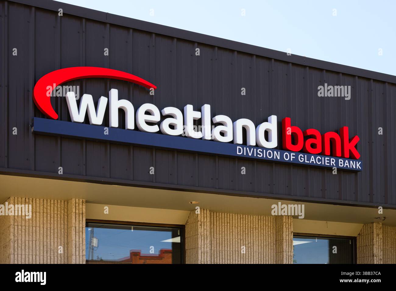 Wilbur, WA, USA – 1. Mai 2025; Unterschrift mit Logo für die Wheatland Bank Division der Glacier Bank Stockfoto
