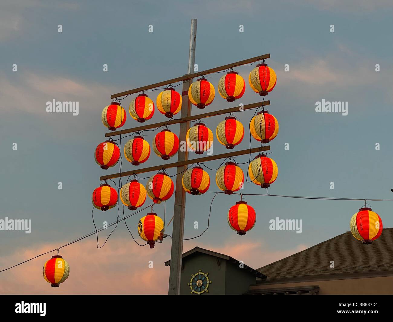 Japanische Laternen für Obon Dancing in San Diego, Kalifornien, im buddhistischen Tempel - Smartphone-aufgenommenes Stockfoto