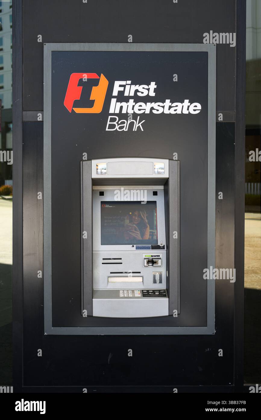 Spokane, WA, USA - 1. Mai 2025; erster Geldautomat der Interstate Bank an der Wand Stockfoto