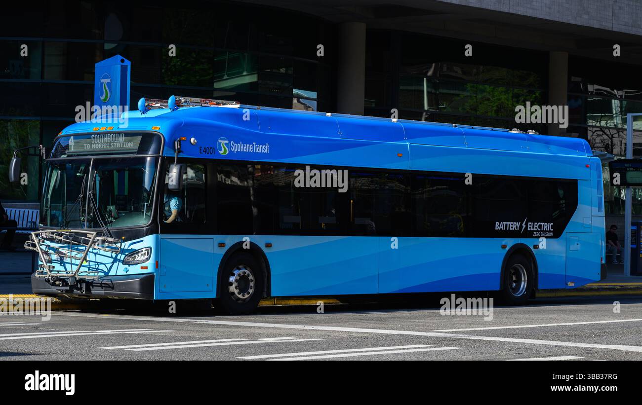 Spokane, WA, USA - 2. Mai 2025; Spokane Transit batteriebetriebener, emissionsfreier blauer Bus auf der Stadtstraße Stockfoto