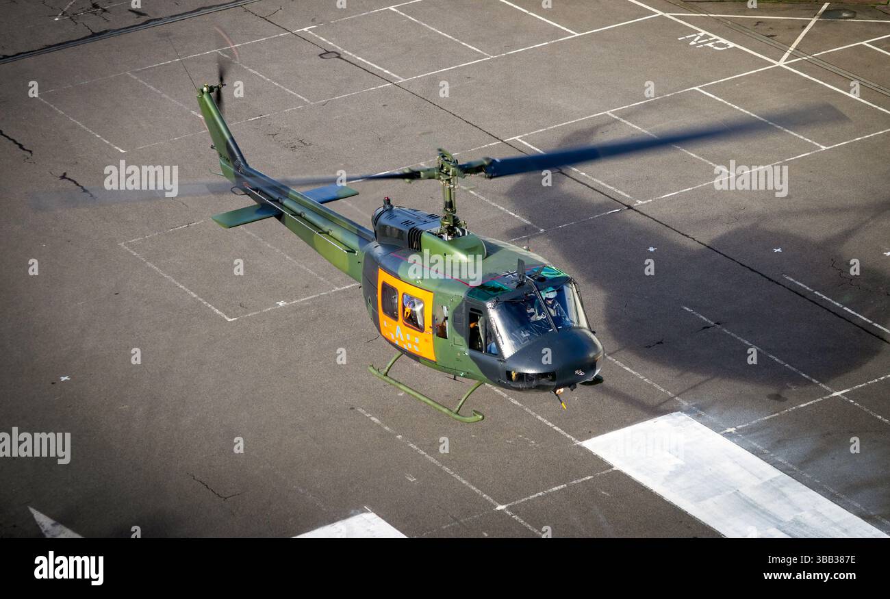 Bell UH-1 Huey Hubschrauber (ehemalige deutsche Armee) kommt auf dem Hubschrauberlandeplatz der RAI an. Amsterdam, Niederlande - 2. November 2024 Stockfoto