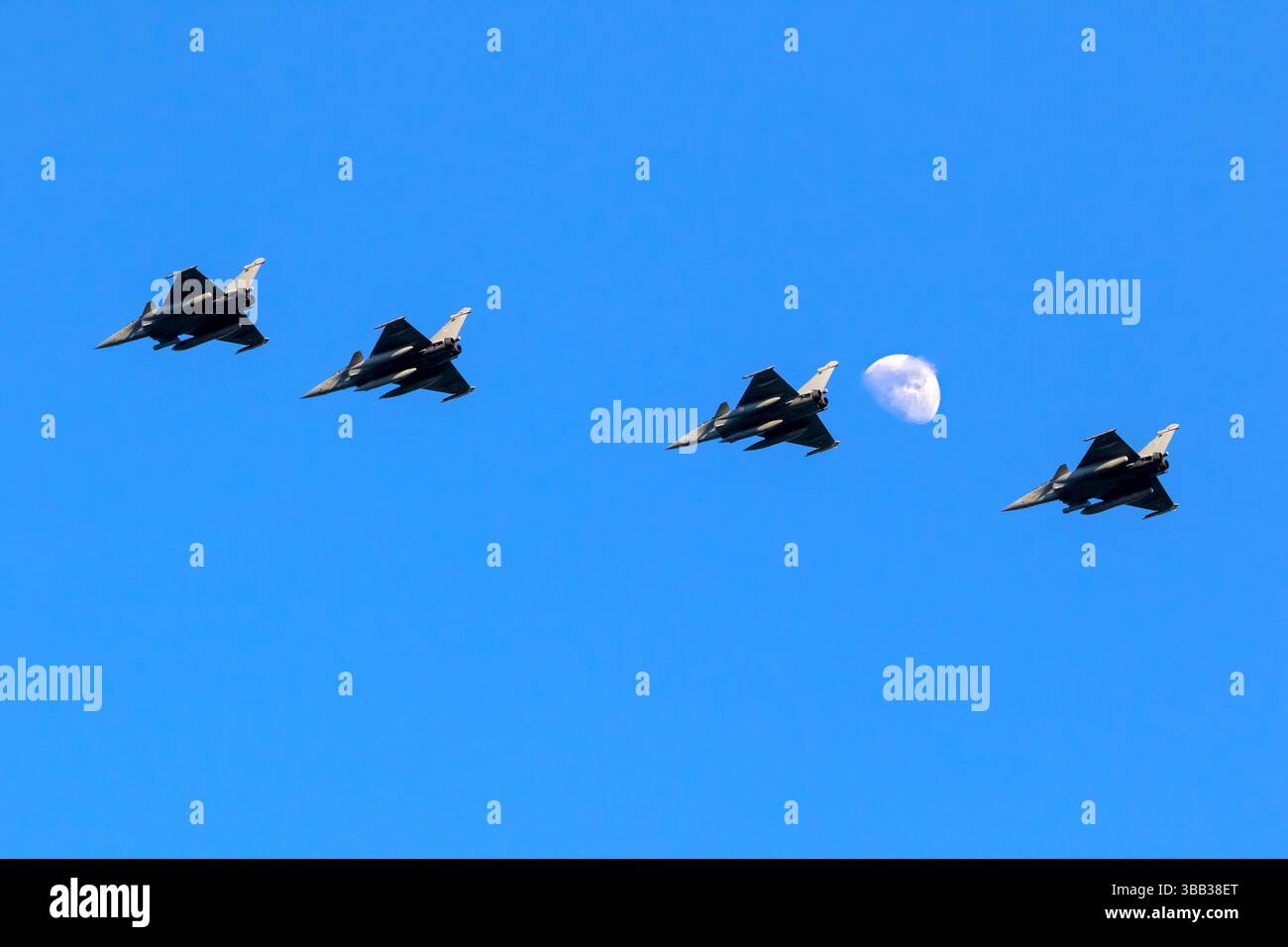 Französische Luftwaffe Dassault Rafale B-Kampfflugzeuge fliegen in Formation während der NATO-Übung Ramstein Flag. Leeuwarden, Niederlande Stockfoto