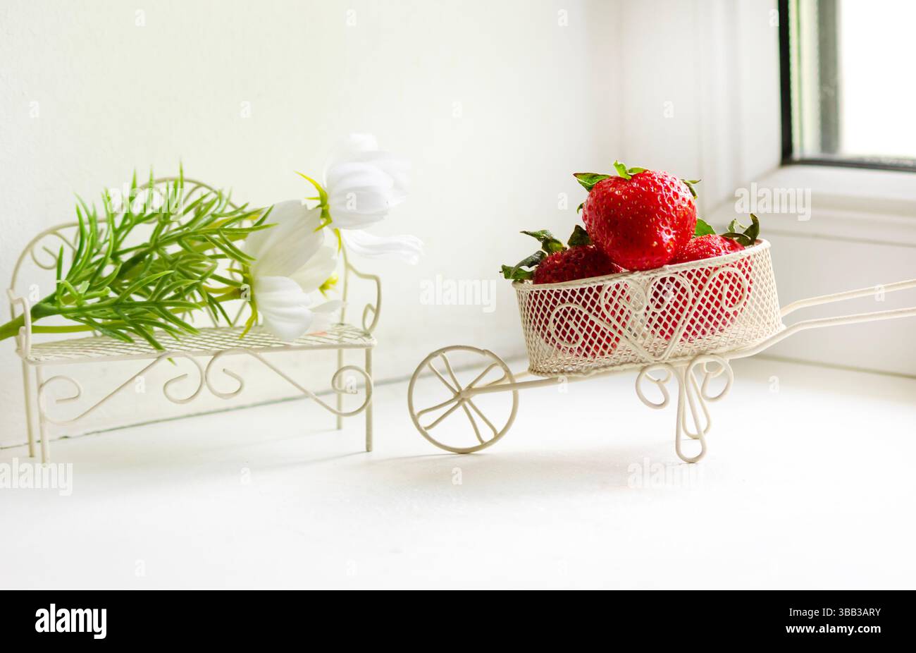 Konzeptionelles landwirtschaftliches Foto mit Spielzeugwagen und Bank. Selektiver Fokus. Stockfoto