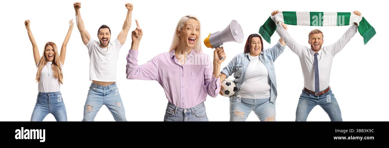 Frau, die mit einem Megaphon bejubelt, mit einer Gruppe von Fußballfans isoliert auf weißem Hintergrund Stockfoto