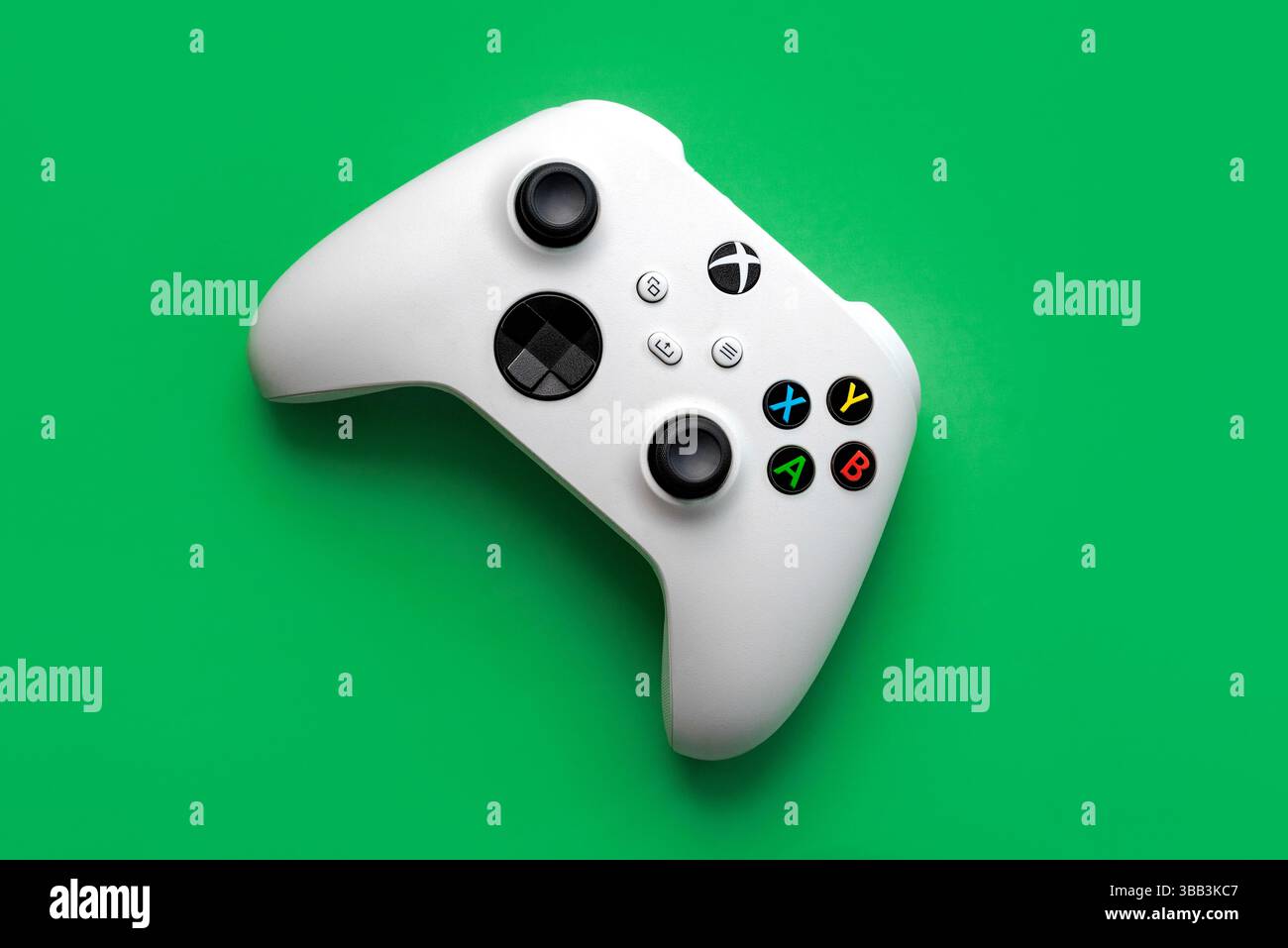 Draufsicht des weißen Gaming-Wireless-Controllers der Xbox über grünem Hintergrund Stockfoto