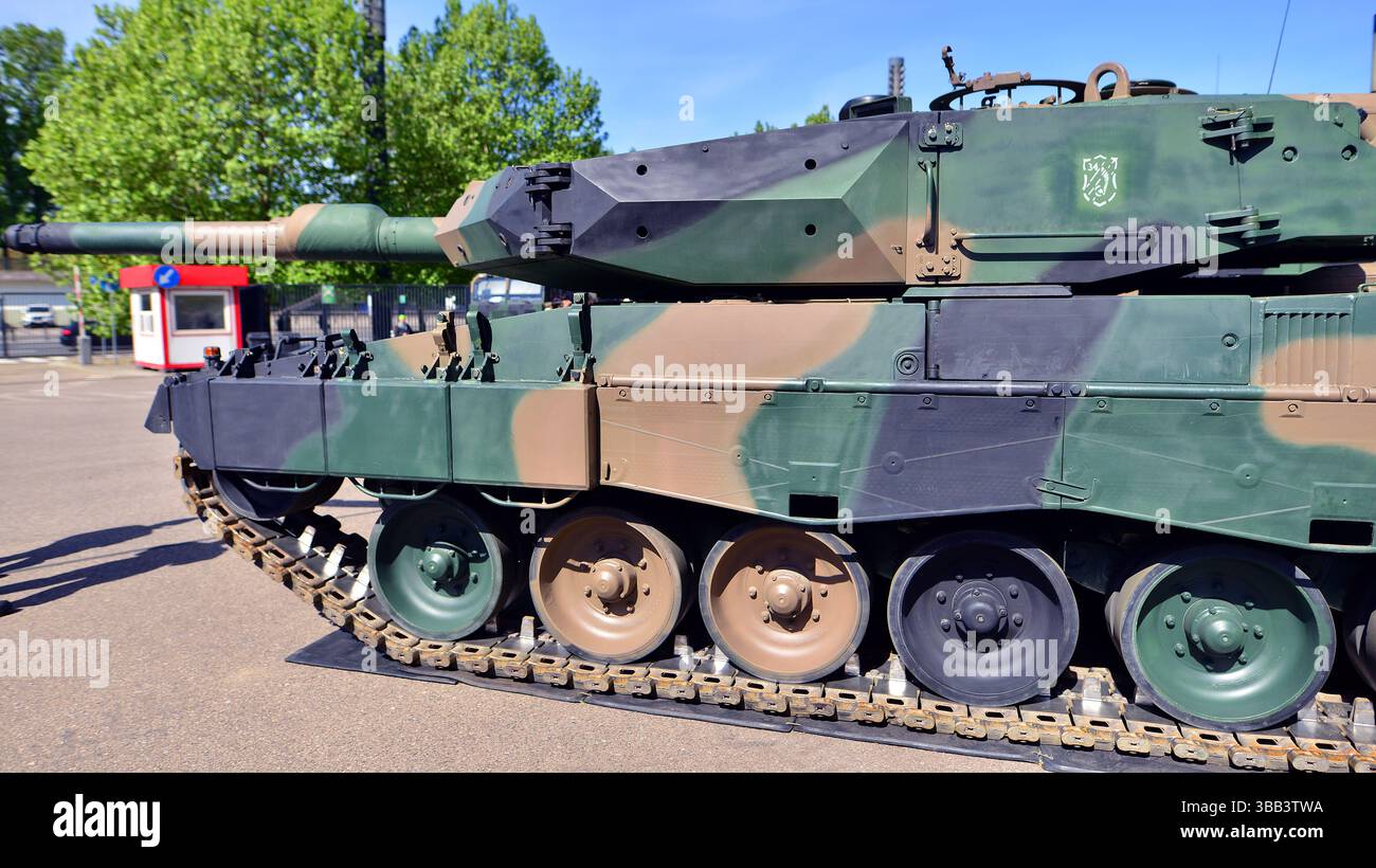 Warschau, Polen. 7. Mai 2025. Hauptkampfpanzer Leopard 2PL Panzer auf der Defence24 Militärausrüstungsausstellung. Stockfoto