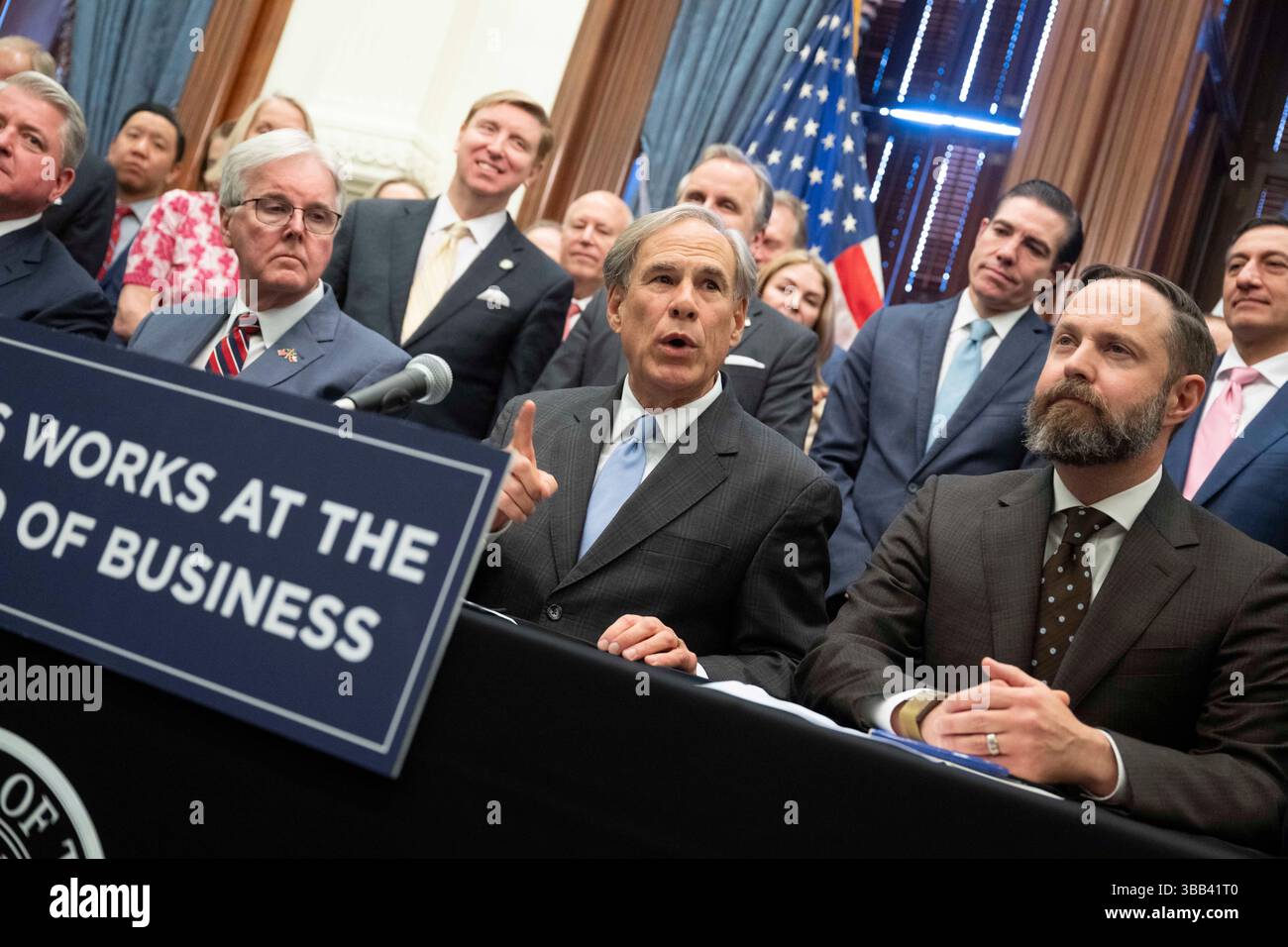 Austin Texas USA, 14. Mai 2025: Top-gewählte Beamte aus Texas (links-rechts) Lt. Gouverneur Dan Patrick, Gouverneur Greg Abbott und Sprecher des House Dustin Burrows stehen im Mittelpunkt einer Zeremonie zur Unterzeichnung von Kapitol-Gesetzestexten, bei der drei geschäftsfreundliche Gesetze gefeiert werden. ©Bob Daemmrich Stockfoto