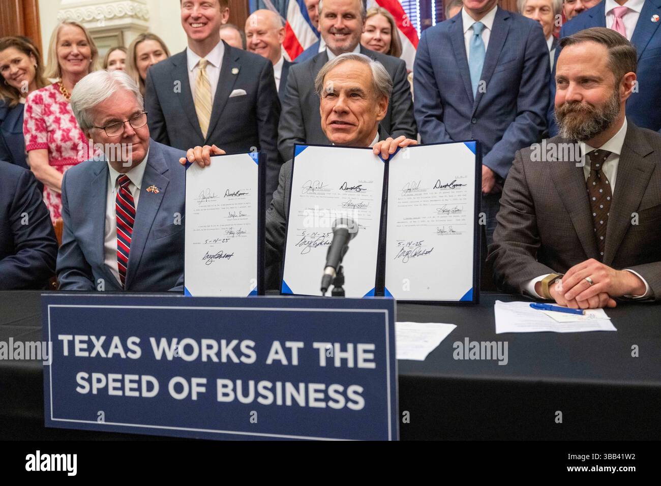 Austin Texas USA, 14. Mai 2025: Top-gewählte Beamte aus Texas (links-rechts) Lt. Gouverneur Dan Patrick, Gouverneur Greg Abbott und Sprecher des House Dustin Burrows stehen im Mittelpunkt einer Zeremonie zur Unterzeichnung von Kapitol-Gesetzestexten, bei der drei geschäftsfreundliche Gesetze gefeiert werden. ©Bob Daemmrich Stockfoto