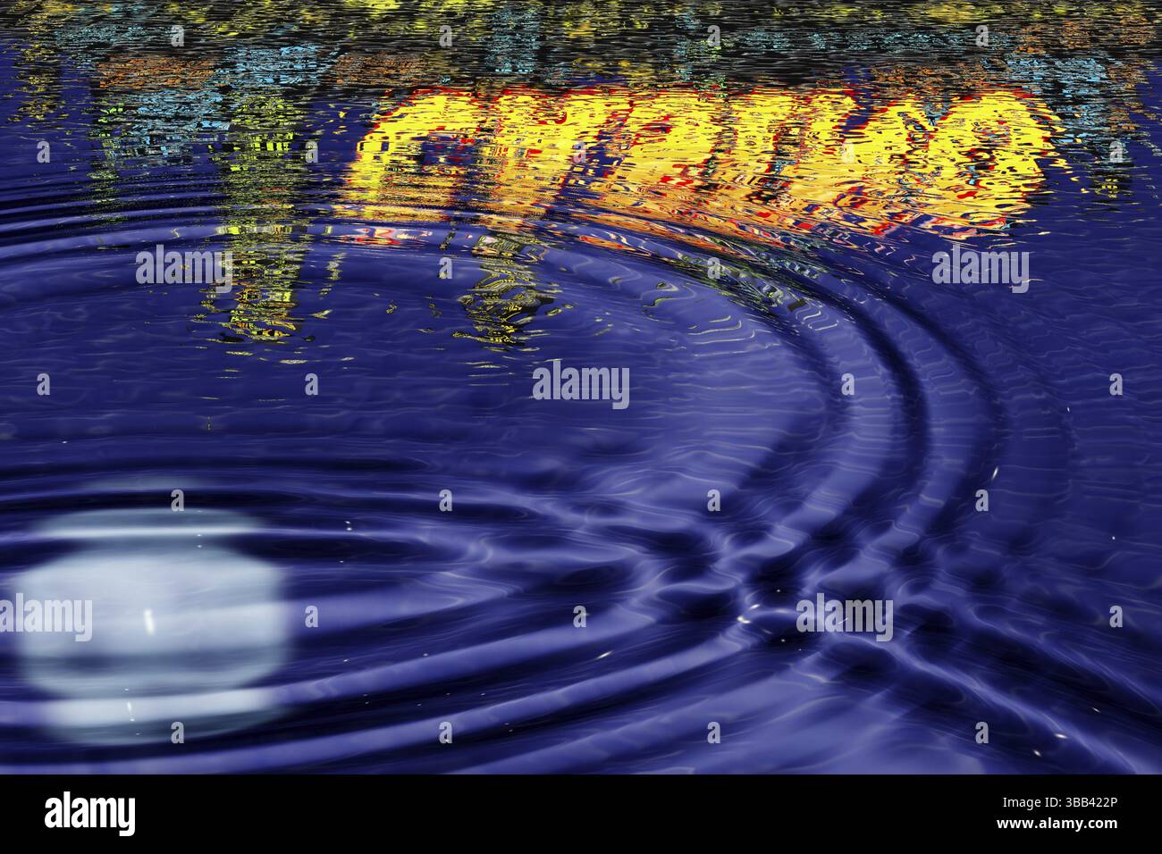 Abbildung. Reflexion der Stadt im Wasser. Nachtszene Stockfoto