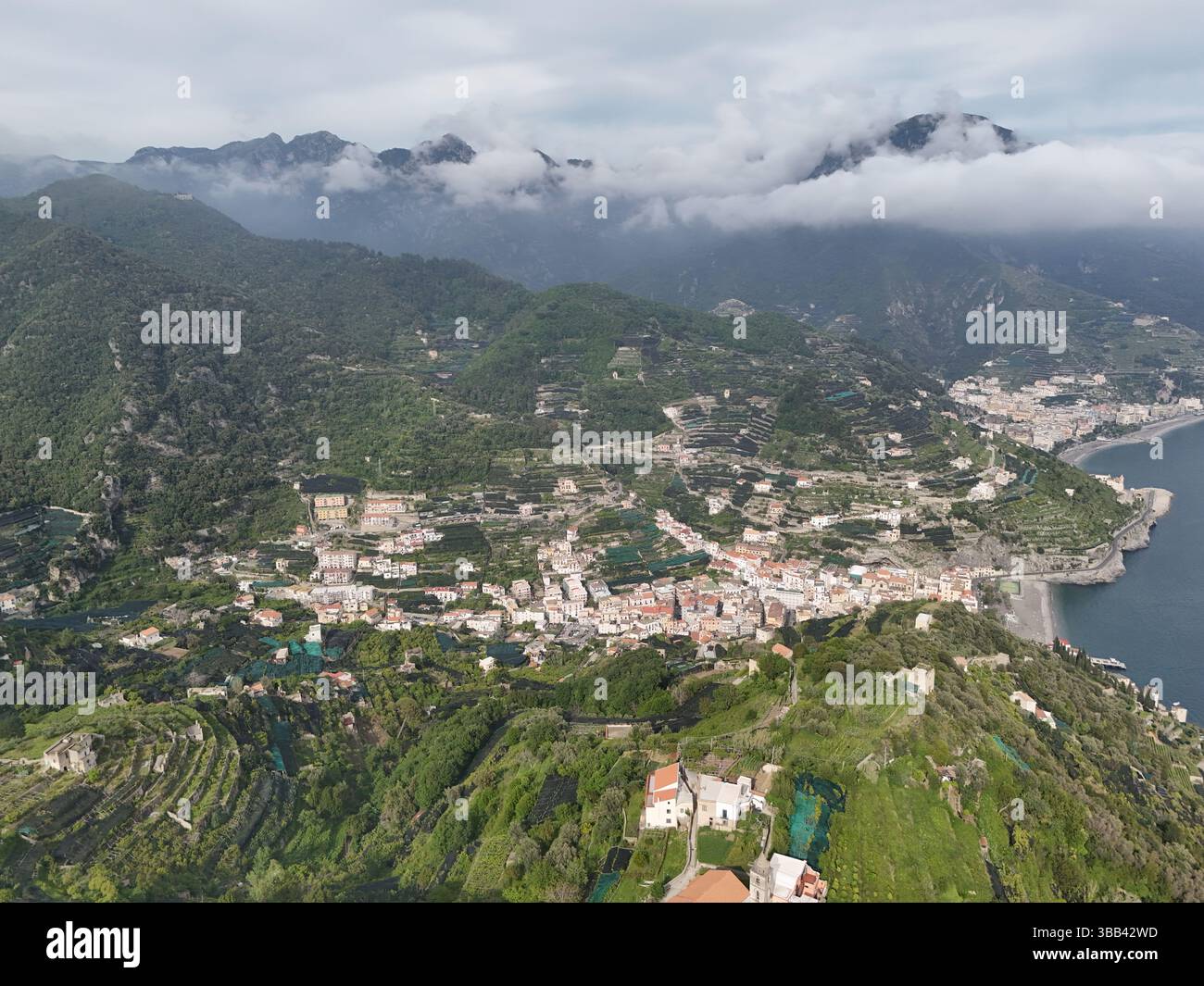 Luftaufnahme von Minori, Amalfiküste Tyrrhenische Meer, von Ravello Italien Stockfoto