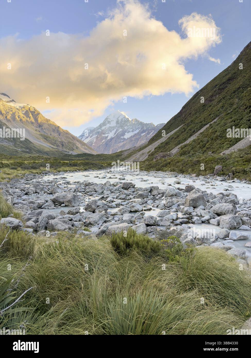 Sonnenaufgang auf dem Hooker Valley Track Wanderweg, Mount Cook National Park, Südinsel, Neuseeland, Ozeanien Stockfoto