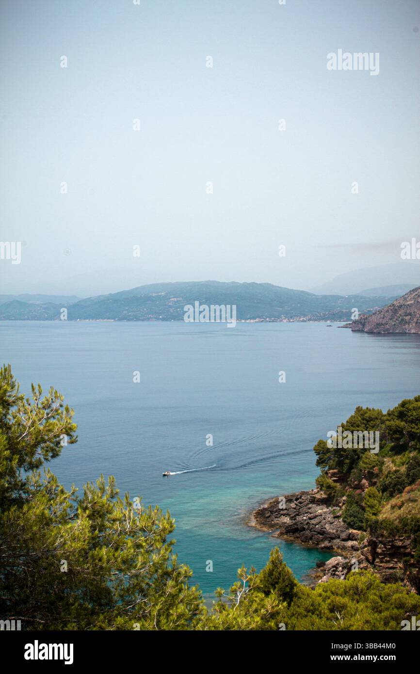 Panoramablick auf die Küste von Maratea, Basilicata, mit kristallklarem Wasser, felsigen Klippen und mediterraner Vegetation an einem Sommertag Stockfoto