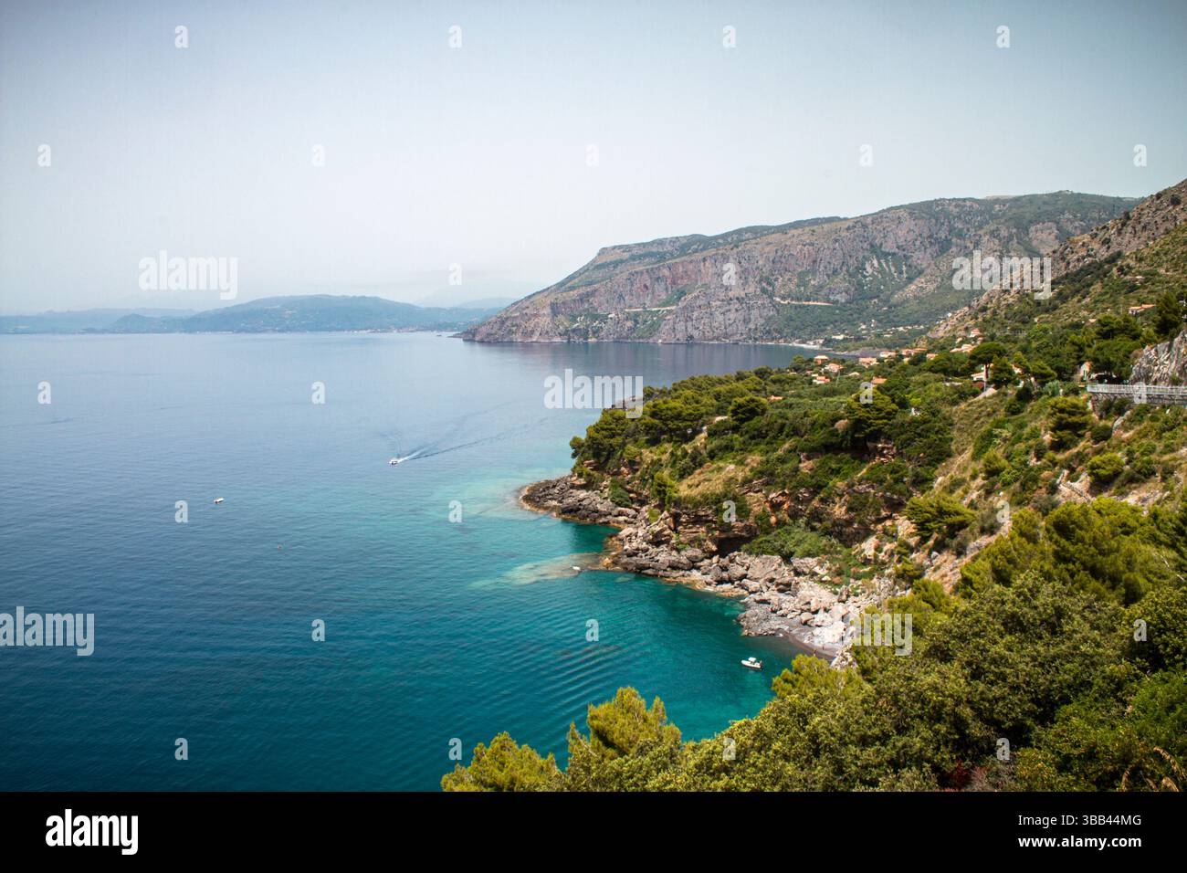 Panoramablick auf die Küste von Maratea, Basilicata, mit kristallklarem Wasser, felsigen Klippen und mediterraner Vegetation an einem Sommertag Stockfoto