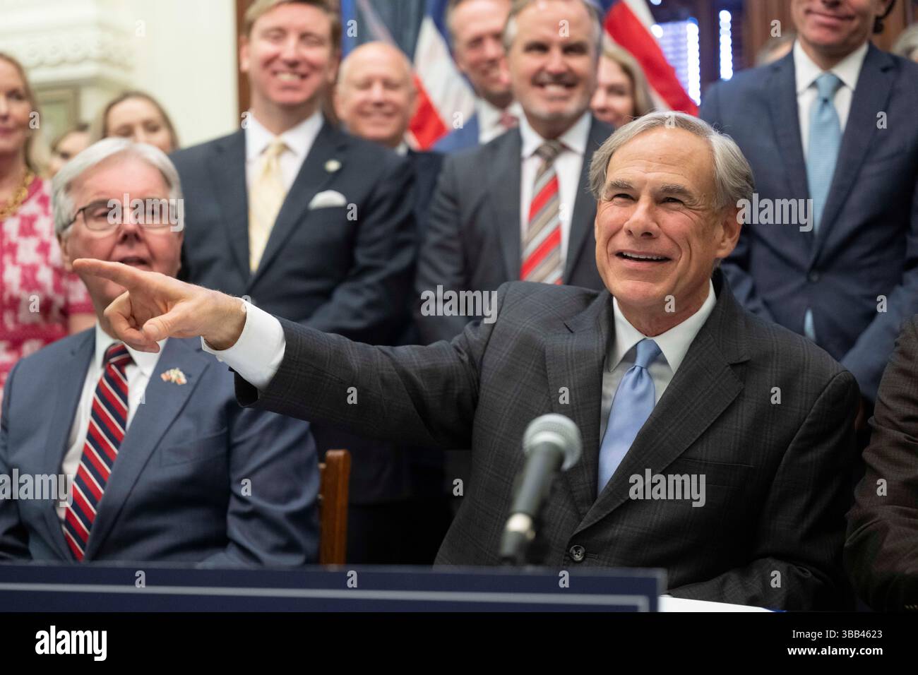 Austin, Tx, USA. Mai 2025. GREG ABBOTT (r) spricht mit der Presse des Kapitols, nachdem er am 14. Mai 2025 drei geschäftsfreundliche Gesetzesvorlagen im Empfangsraum des Gouverneurs unterzeichnet hat. Die Rechnungen tragen dazu bei, die Bemühungen der Texas Stock Exchange (TXSE) zu festigen, die im Februar 2026 beginnen werden. Auf der linken Seite befindet sich Lt. Gov DAN PATRICK. (Kreditbild: © Bob Daemmrich/ZUMA Press Wire) NUR REDAKTIONELLE VERWENDUNG! Nicht für kommerzielle ZWECKE! Stockfoto