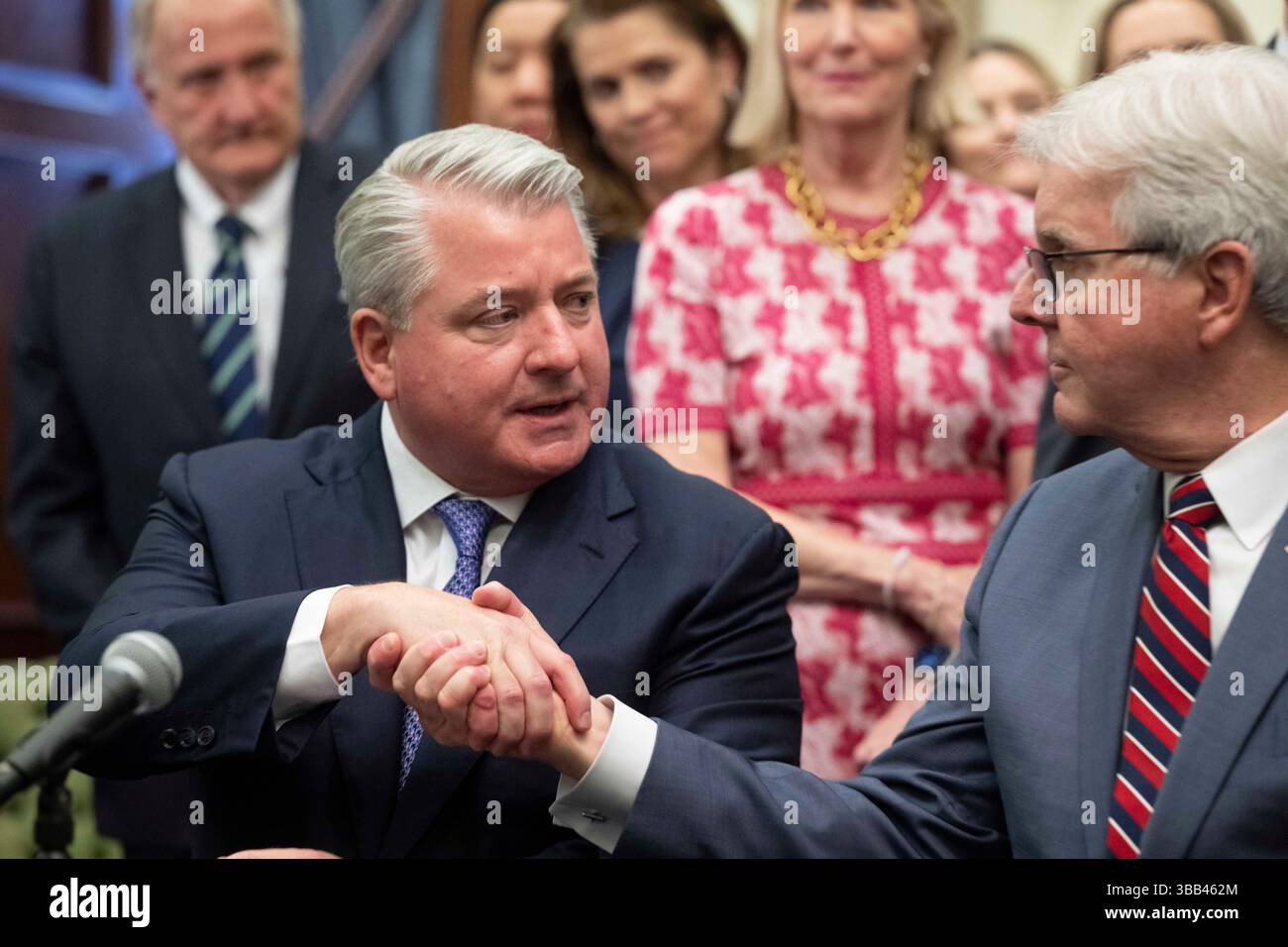 Austin, Tx, USA. Mai 2025. JAMES LEE, Gründer und CEO der Texas Stock Exchange (EXSE), schüttelt die Hände mit DAN PATRICK, dem Gouverneur von Texas, nachdem Gouverneur Greg Abbott (nicht abgebildet) am 14. Mai 2025 drei geschäftsfreundliche Rechnungen im Empfangsraum des Gouverneurs unterzeichnet hat. Die Rechnungen tragen dazu bei, die Bemühungen der Texas Stock Exchange (TXSE) zu festigen, die im Februar 2026 beginnen werden. (Kreditbild: © Bob Daemmrich/ZUMA Press Wire) NUR REDAKTIONELLE VERWENDUNG! Nicht für kommerzielle ZWECKE! Stockfoto