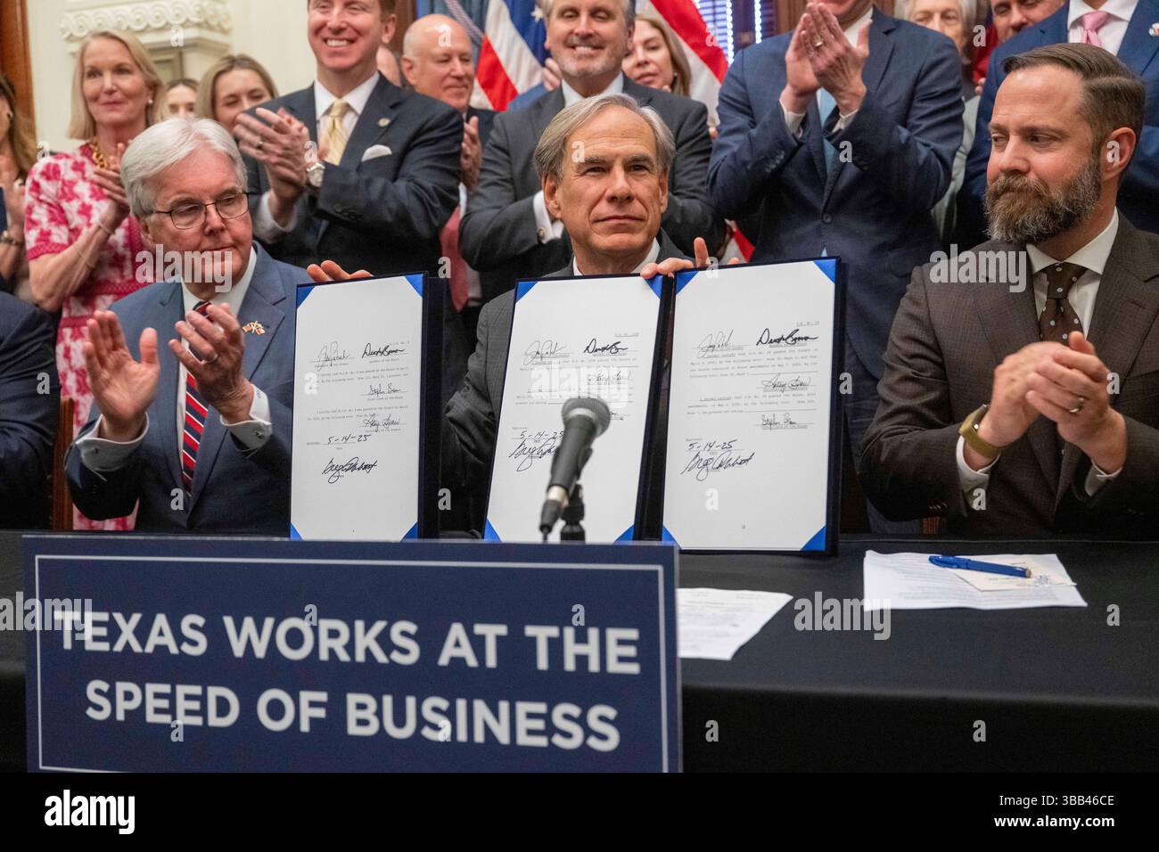 Austin, Tx, USA. Mai 2025. Der Gouverneur von Texas GRG ABBOTT (c) unterzeichnet am 14. Mai 2025 drei geschäftsfreundliche Gesetzesvorlagen im Empfangsraum des Gouverneurs, flankiert von Lt. Gouverneur DAN PATRICK (l) und House Speaker DUSTIN BURROWS (r). Die Rechnungen tragen dazu bei, die Bemühungen der Texas Stock Exchange (TXSE) zu festigen, die im Februar 2026 beginnen werden. (Kreditbild: © Bob Daemmrich/ZUMA Press Wire) NUR REDAKTIONELLE VERWENDUNG! Nicht für kommerzielle ZWECKE! Stockfoto