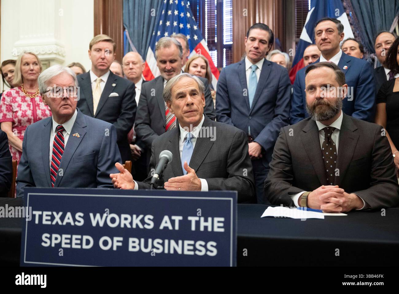 Austin, Tx, USA. Mai 2025. Der texanische Gouverneur GRG ABBOTT (c) spricht mit der Presse, nachdem er am 14. Mai 2025 drei geschäftsfreundliche Gesetzesvorlagen im Empfangsraum des Gouverneurs unterzeichnet hatte, flankiert von Lt. Gouverneur DAN PATRICK (l) und House Speaker DUSTIN BURROWS (r). Die Rechnungen tragen dazu bei, die Bemühungen der Texas Stock Exchange (TXSE) zu festigen, die im Februar 2026 beginnen werden. (Kreditbild: © Bob Daemmrich/ZUMA Press Wire) NUR REDAKTIONELLE VERWENDUNG! Nicht für kommerzielle ZWECKE! Stockfoto