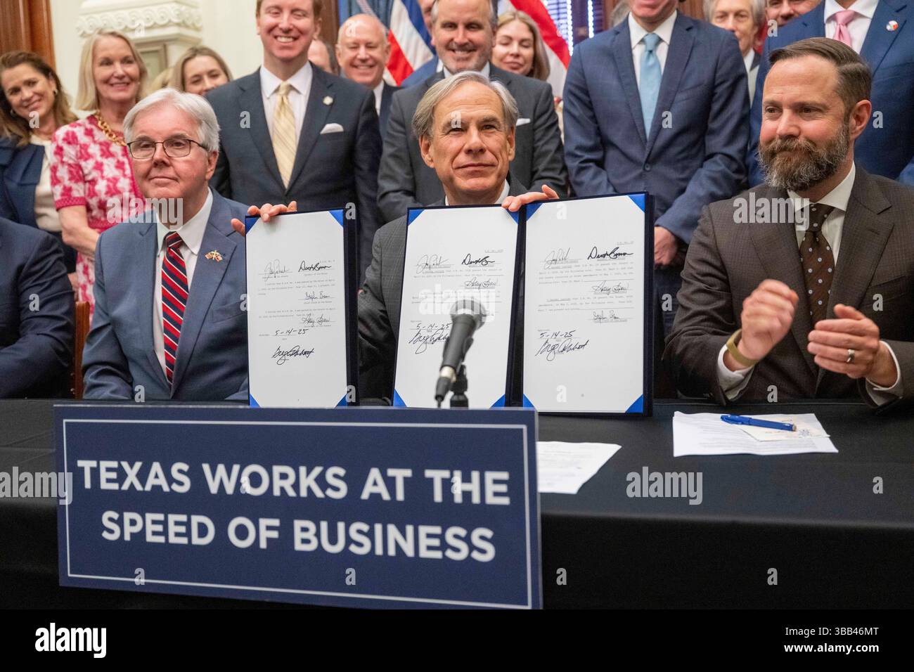 Austin, Tx, USA. Mai 2025. Der Gouverneur von Texas GRG ABBOTT (c) unterzeichnet am 14. Mai 2025 drei geschäftsfreundliche Gesetzesvorlagen im Empfangsraum des Gouverneurs, flankiert von Lt. Gouverneur DAN PATRICK (l) und House Speaker DUSTIN BURROWS (r). Die Rechnungen tragen dazu bei, die Bemühungen der Texas Stock Exchange (TXSE) zu festigen, die im Februar 2026 beginnen werden. (Kreditbild: © Bob Daemmrich/ZUMA Press Wire) NUR REDAKTIONELLE VERWENDUNG! Nicht für kommerzielle ZWECKE! Stockfoto