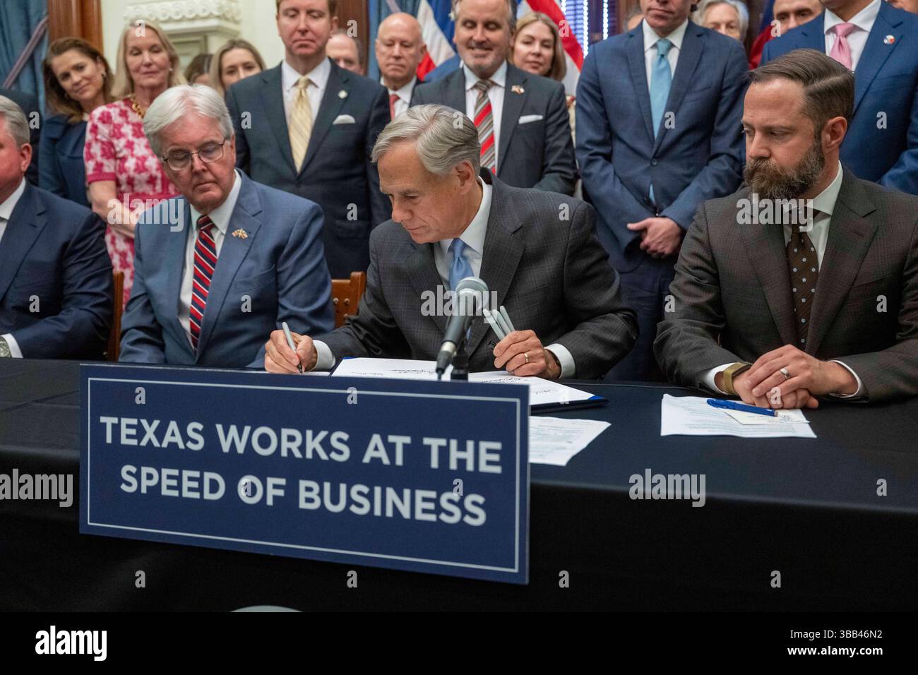 Austin, Tx, USA. Mai 2025. Der Gouverneur von Texas GRG ABBOTT (c) unterzeichnet am 14. Mai 2025 drei geschäftsfreundliche Gesetzesvorlagen im Empfangsraum des Gouverneurs, flankiert von Lt. Gouverneur DAN PATRICK (l) und House Speaker DUSTIN BURROWS (r). Die Rechnungen tragen dazu bei, die Bemühungen der Texas Stock Exchange (TXSE) zu festigen, die im Februar 2026 beginnen werden. (Kreditbild: © Bob Daemmrich/ZUMA Press Wire) NUR REDAKTIONELLE VERWENDUNG! Nicht für kommerzielle ZWECKE! Stockfoto